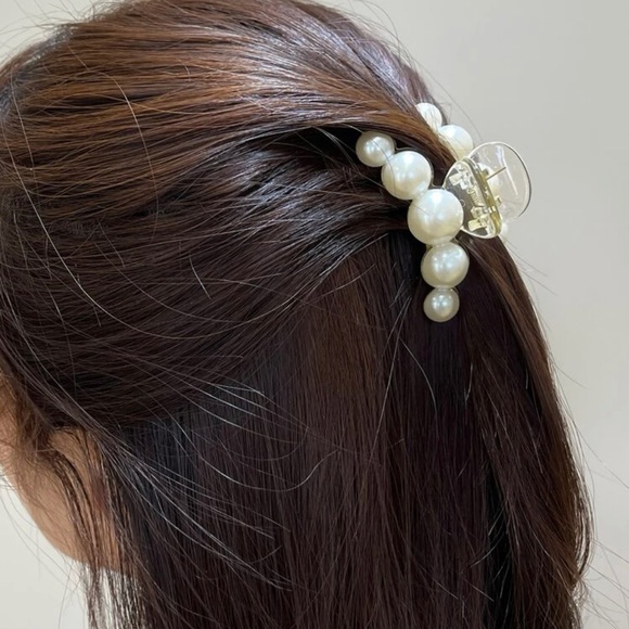 NWT Faux Pearl Hair Claw - Picture 1 of 5